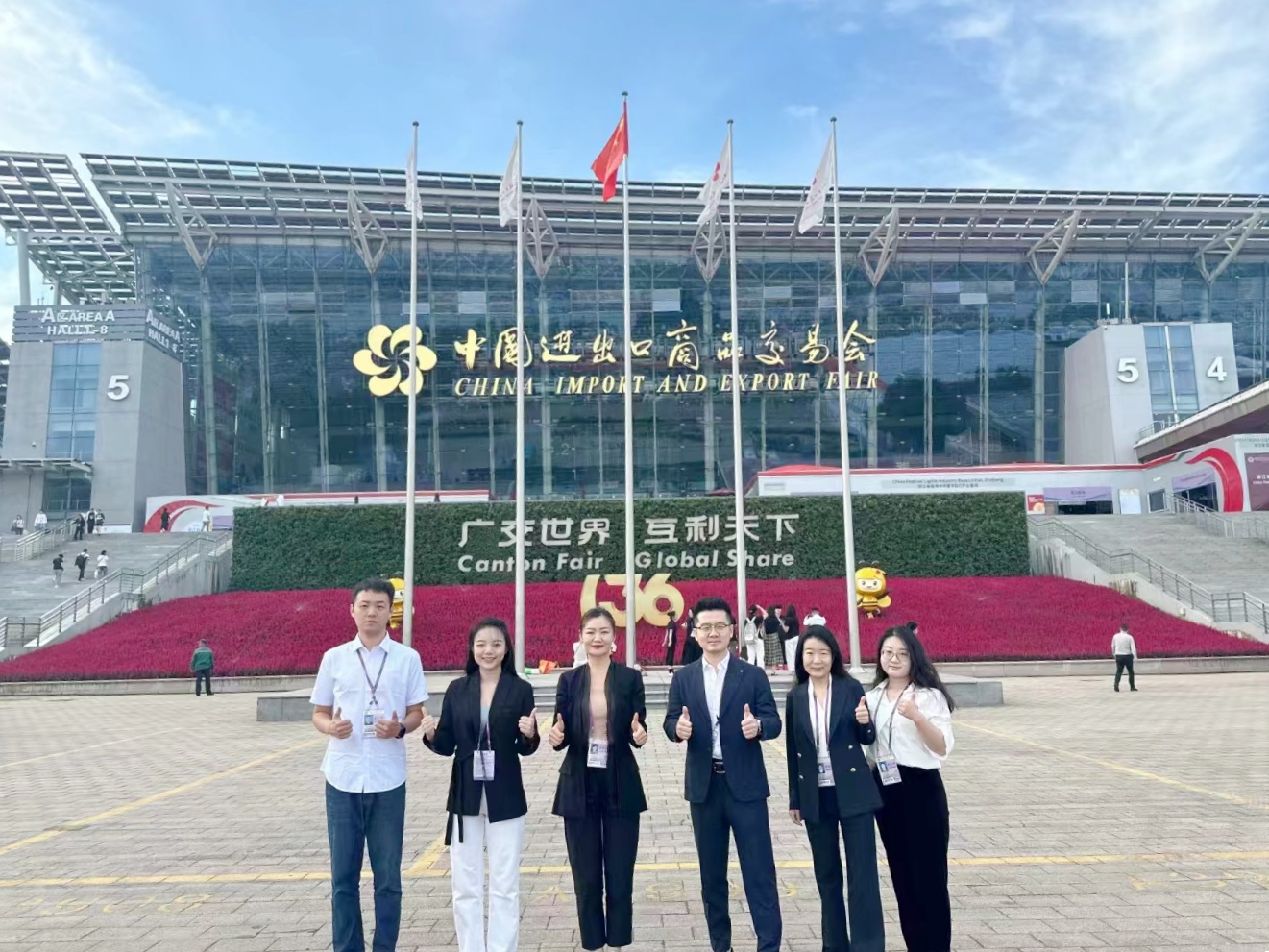Chụp ảnh tập thể bên ngoài phòng triển lãm Hội chợ Xuất nhập khẩu Trung Quốc